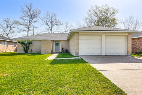 6 Mi to Clear Lake: Family Home w/ Patio & Yard House in League City