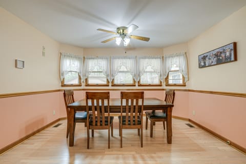 5 Mi to Lake Robinson: WFH-Friendly Home w/ Pool House in Greer