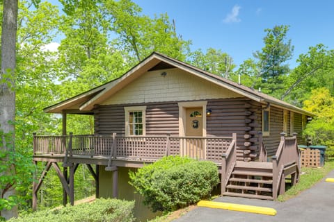 5 Mi to Dtwn Asheville: Tranquil Cabin Retreat! House in Woodfin