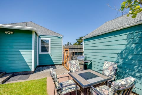 Walk to Gold Beach: Charming Cottage w/ Yard! Cottage in Gold Beach