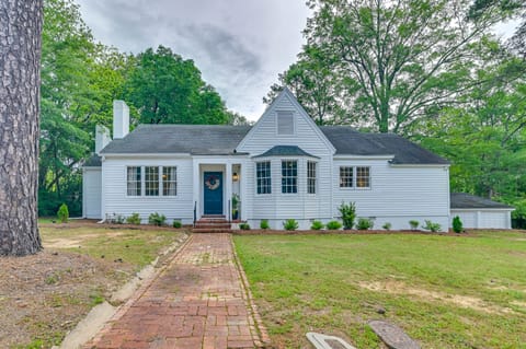 1 Mi to Miss State: ‘Wremy Cottage’ w/ Deck & Yard House in Starkville