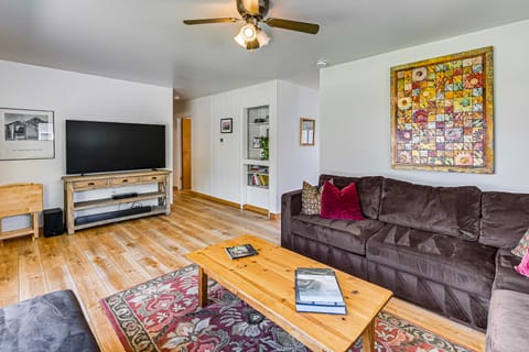 Walk to Flathead Lake: Airy Home w/ Mtn Views! House in Polson