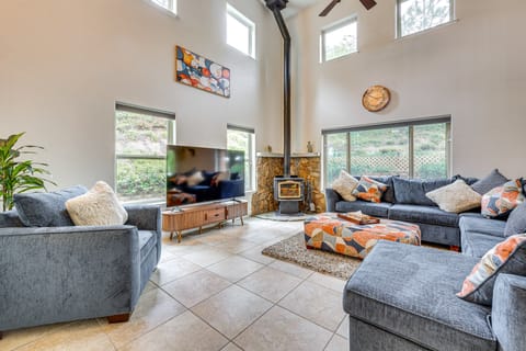 Hot Tub, Games & Sports: Luxury Yosemite Escape House in Sierra Nevada