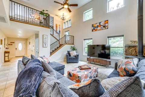 Hot Tub, Games & Sports: Luxury Yosemite Escape House in Sierra Nevada