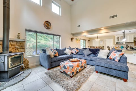 Hot Tub, Games & Sports: Luxury Yosemite Escape House in Sierra Nevada