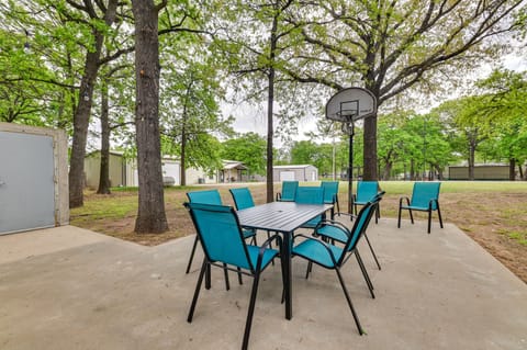 5 Blocks to Beach Access: Sanders Island Getaway! House in Lake Texoma