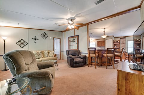 5 Blocks to Beach Access: Sanders Island Getaway! House in Lake Texoma