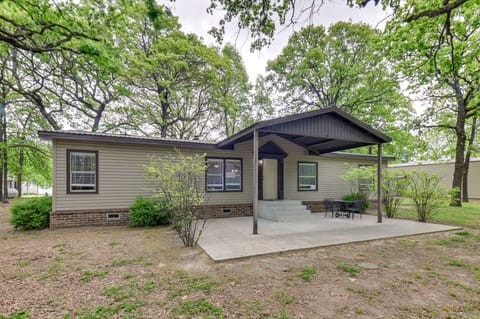 5 Blocks to Beach Access: Sanders Island Getaway! House in Lake Texoma