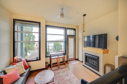 1 Mi to Dtwn Seattle: Condo w/ Garage Parking Apartment in Lake Union