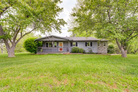 5 Mi to Lake Junaluska: Mtn Haven w/ Deck! House in Maggie Valley