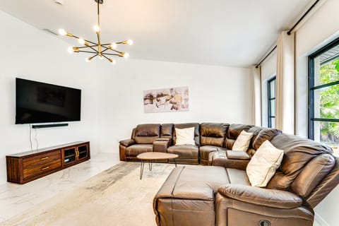 Group Getaway: Luxe Lakeside Gem in Port Charlotte House in Port Charlotte