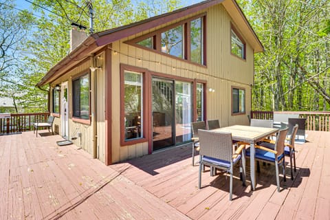 Poconos Family Home w/ Lake Access & Game Room House in Coolbaugh Township