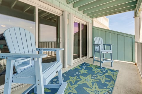 Sandy Oceanfront 2nd FL 1BR w/pool at The Riggings Apartment in Kure Beach