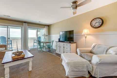 Sandy Oceanfront 2nd FL 1BR w/pool at The Riggings Apartment in Kure Beach