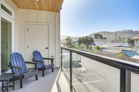 Walk to Beaches: 'Siletz Bay Bliss' Townhome Apartment in Lincoln City