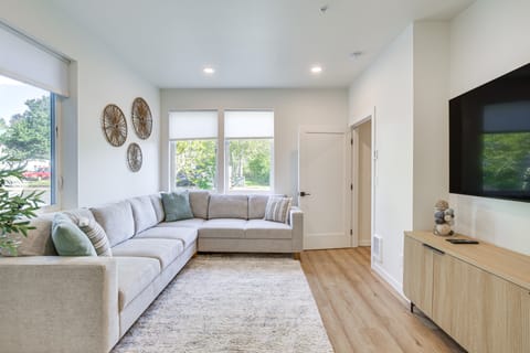 Walk to Beaches: 'Siletz Bay Bliss' Townhome Apartment in Lincoln City