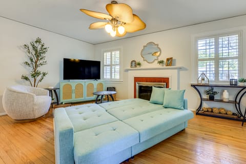 4 Mi to Dtwn Jacksonville: Chic Home w/ Porch! House in Jacksonville