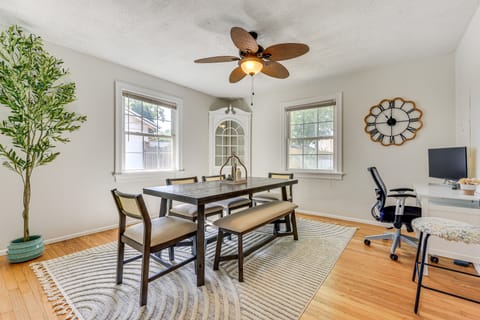 4 Mi to Dtwn Jacksonville: Chic Home w/ Porch! House in Jacksonville