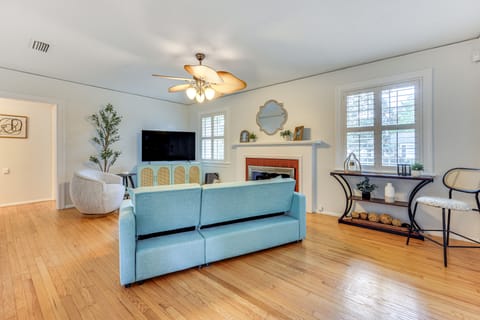 4 Mi to Dtwn Jacksonville: Chic Home w/ Porch! House in Jacksonville