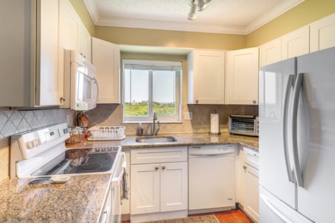 1/2 Mi to Jupiter Beach: Penthouse Condo w/ Views Apartment in Jupiter