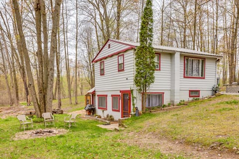 Walk to Gray Lake: Cottage w/ Grill & Fire Pit House in Michigan