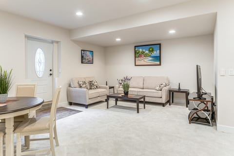 12 Mi to Hospitals: Modern Apartment in Aurora! Apartment in Aurora