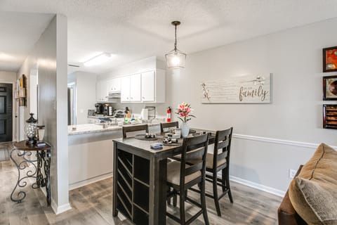 9 Mi to Moody AFB: Newly Updated Condo Near Dining Apartment in Valdosta