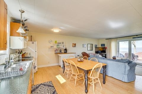 Lake Champlain Family Retreat w/ Deck & Yard Cottage in Alburg