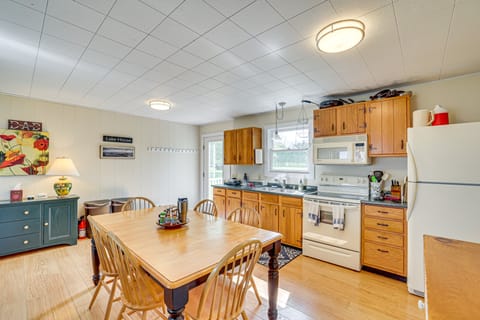 Lake Champlain Family Retreat w/ Deck & Yard Cottage in Alburg