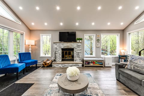 < 2 Mi to Big Bass Lake: Modern Mtn Chalet! House in Pocono Mountains