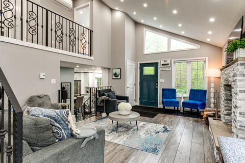 < 2 Mi to Big Bass Lake: Modern Mtn Chalet! House in Pocono Mountains