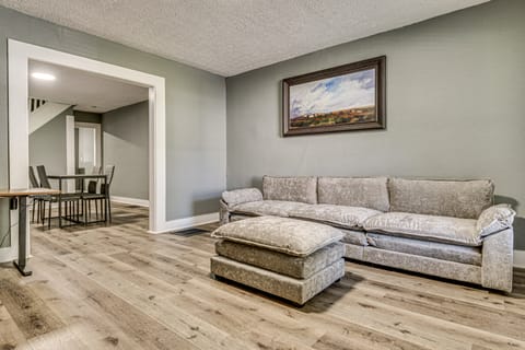 2 Mi to Mass Ave: Convenient Townhome w/ Yard! Apartment in Indianapolis