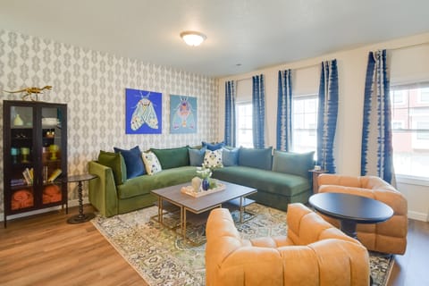 Near TBK Bank Sports Complex: Quad Cities Townhome Apartment in Bettendorf