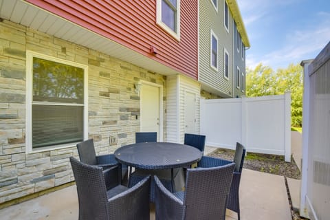 2 Mi to TBK Bank Sports Complex: Townhome w/ Patio Apartment in Bettendorf