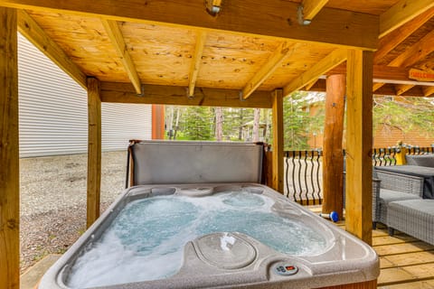 Hot Tub + Arcade Table: Spacious Retreat in Lead House in North Lawrence