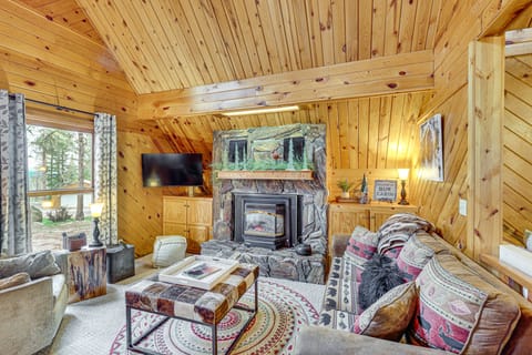 Hot Tub + Arcade Table: Spacious Retreat in Lead House in North Lawrence