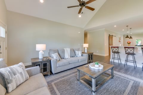 3 Mi to Campus: Auburn Home w/ Deck + Fire Pit House in Opelika