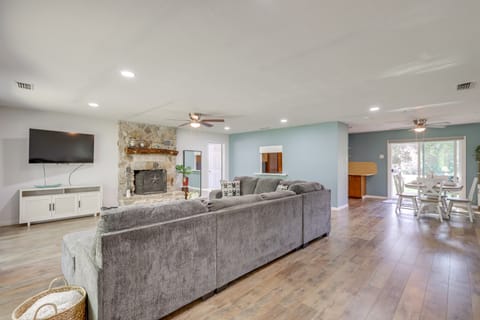 1 Mi to Lake Whitney: Morgan Home w/ Deck! House in Texas