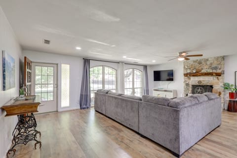 1 Mi to Lake Whitney: Morgan Home w/ Deck! House in Texas