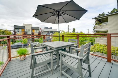 2 Blocks to Beach Park: Cozy Seattle Townhome Apartment in Alki Beach
