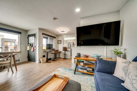 2 Blocks to Beach Park: Cozy Seattle Townhome Apartment in Alki Beach