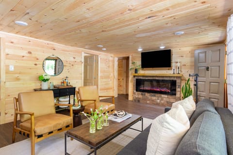 2 Mi to Dtwn: Spacious Gatlinburg Home w/ Hot Tub! House in Gatlinburg