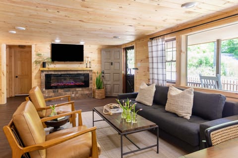 2 Mi to Dtwn: Spacious Gatlinburg Home w/ Hot Tub! House in Gatlinburg