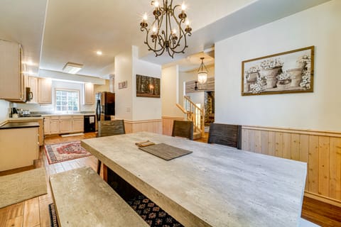 Truckee Retreat 1/2 Mi to Tahoe Donner Skiing House in Truckee