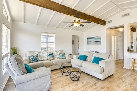 Walk to Beach: Ocean-View Home w/ Deck in Freeport House in Alvin