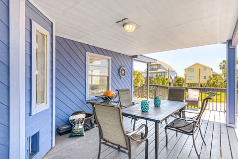 Walk to Beach: Ocean-View Home w/ Deck in Freeport House in Alvin