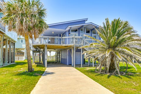 Walk to Beach: Ocean-View Home w/ Deck in Freeport House in Alvin
