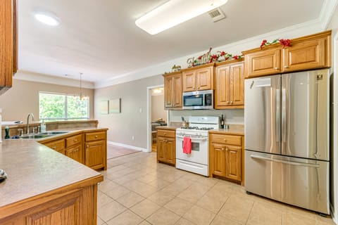 11 Mi to Dtwn Little Rock: Home w/ Large Deck! House in Little Rock