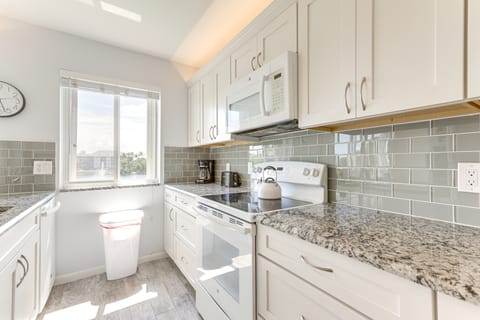 2 Mi to Jupiter Beach: Condo w/ Lake Views Apartment in Jupiter