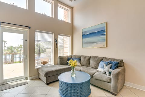 Walk to Beach: Pool-View Condo in Galveston! Apartment in Galveston Island